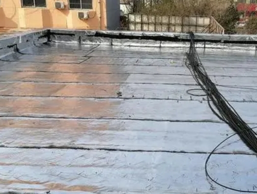 山东卫生间漏水维修公司分享下山东屋面楼顶防水刚性防水层施工要点。